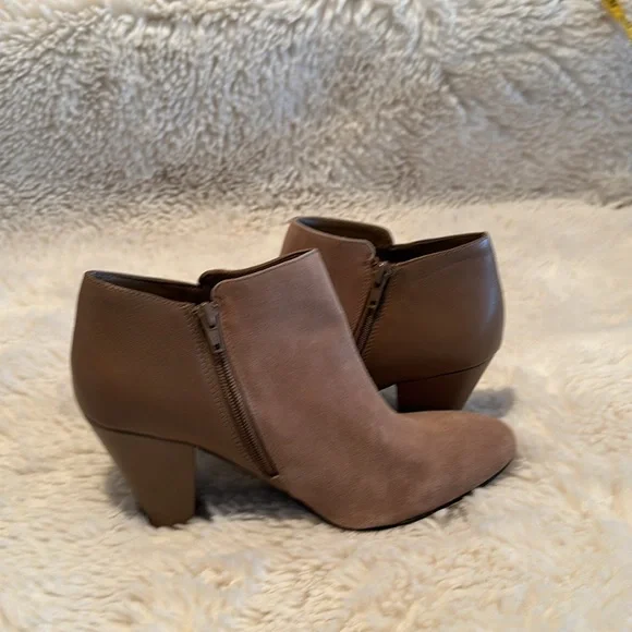 Gianni Bini ankle boots. Suede and leather. Size 9. Never worn. - Picture 4 of 10